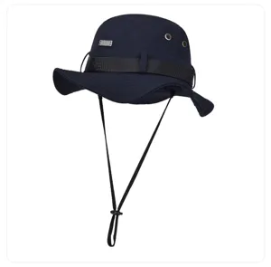 Détail de chapeau de pêcheur tactique, œillets métalliques respirants et sangle réglable.