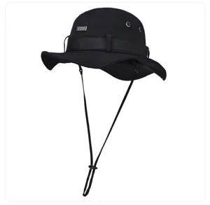 Chapeau de pêcheur tactical noir pour randonnée en plein air et pêche avec jugulaire réglable.