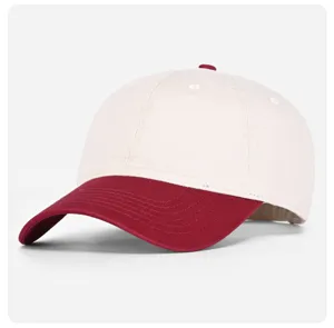 Vista detallada de la gorra de béisbol bicolor con corona crema y visera curva burdeos.