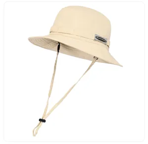 Detailaufnahme des verstellbaren Kinnriemens und gewebten Etiketts am beige Fischerhut.