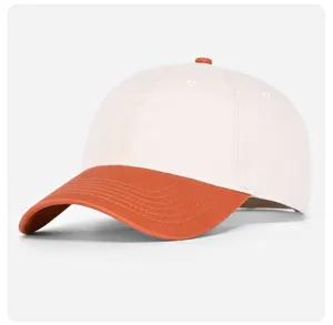 Gorra de béisbol color-block vista de detalle, corona beige y ala naranja, diseño limpio.