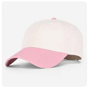 Primer plano detallado de una gorra de béisbol bicolor minimalista con visera curva elegante.