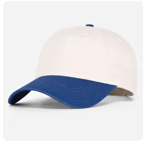 Vista de cerca de la gorra de béisbol bicolor que muestra costuras limpias y textura.