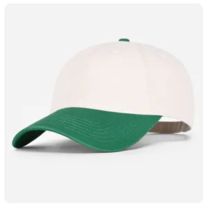 Gorra de béisbol bicolor en detalle, corona blanco roto con visera verde, sombrero.