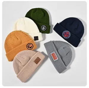 Warme Strickmütze für den Winter mit personalisiertem Stickaufnäher, stylisches Umschlagdesign.