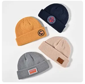 Nahaufnahme Detail der Winter Strickmütze mit individuellen gewebten Labeln, warmer Umschlag.