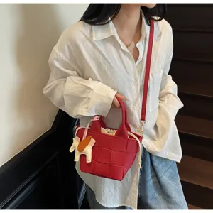 Chic red woven bucket bag gia gynaikes me louiri omou kai omorfo charm gia kathimerini