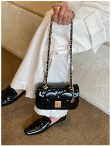 Black quilted chain shoulder bag, stylish crossbody bag for women, chic daily accessory.