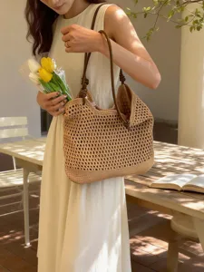 Woven straw tote bag for women, large capacity casual slouchy summer vacation shoulder bag.