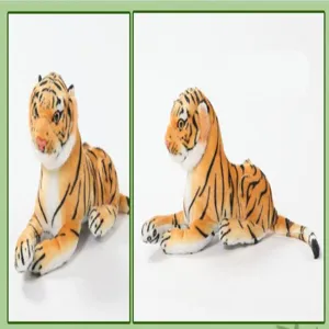 Vue detaillee du jouet en peluche tigre simule, rayures realistes et rembourrage doux.