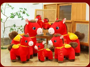 Vista dettagliata set di peluche cavalli rossi, design festivo di mascotte per feste.