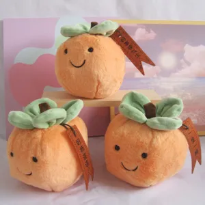 Simpatico peluche cachi, morbida bambola di frutta imbottita con viso sorridente e etichette.
