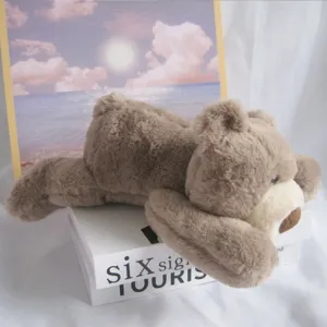 Vue rapprochée détaillée du mignon ours en peluche marron couché, doux et très câlin.