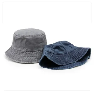 Vue detaillee du bob en denim lave, chapeau de bassin en coton vintage pour protection soleil.