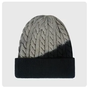 Gorro de punto grueso con elegante degradado de gris a negro y borde doblado grueso.
