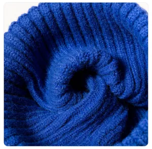 Königsblaue Rippstrick Mütze Winter warm dicke Wolle Hut Premium weiche Textur Detail Nahaufnahme.