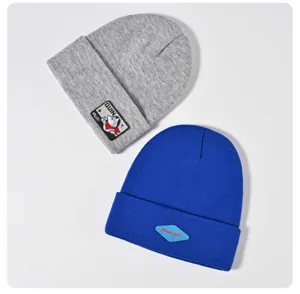 Conjunto de gorros de punto de invierno unisex, gorros de acrílico cálido liso para uso diario.