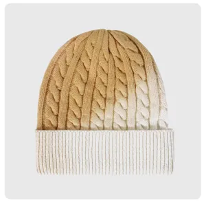 Vista detallada del gorro de punto degradado de invierno con vuelta para más calor.