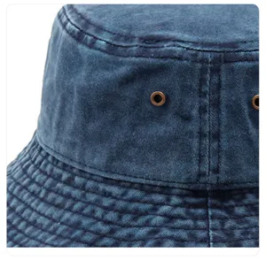 Détail chapeau bob en denim lavé, chapeau de soleil vintage en coton pour hommes et femmes.
