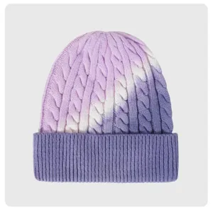 Vista cercana del gorro de punto de invierno con textura degradada morada y dobladillo acanalado.