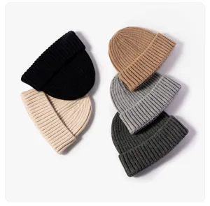 Fünf mehrfarbige Rippstrickmützen im Set, dicke warme Wintermützen mit Umschlagrand.
