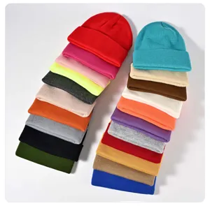 Primer plano que muestra la suave textura de punto y la colorida disposición de gorros.