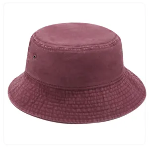 Détail de chapeau bob en coton bordeaux lavé, casquette de soleil vintage en plein air.