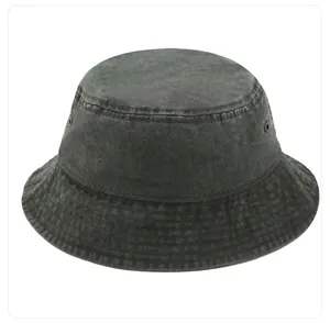 Vue détaillée du chapeau bob en denim de coton lavé gris foncé, avec coutures fines et œillets.