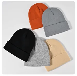 Primer plano detallado de gorros de punto acogedores en colores sólidos con textura fina.
