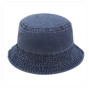 Chapeau bob en denim lave avec texture effet use et oeillets metalliques respirants.