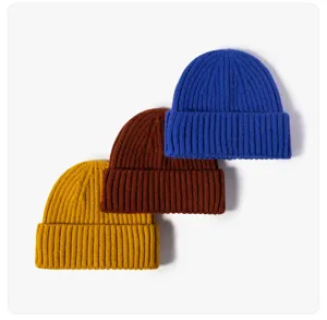 Drei farbige Rippstrickmützen mit Umschlag, warme Wintermützen für Damen und Herren.
