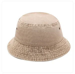 Vue détaillée du chapeau bob en coton lavé vintage kaki, montrant la texture et les coutures.