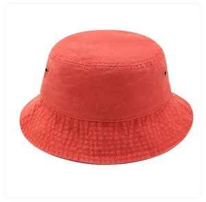 Gros plan détaillé du chapeau bob rouge en coton lavé avec coutures nettes et œillets.