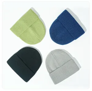Vue détaillée de bonnets d'hiver en tricot côtelé décontracté de plusieurs coloris.
