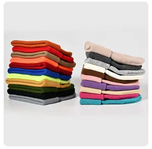 Detalle de gorros de punto coloridos apilados, gruesos y cálidos para hombres y mujeres.