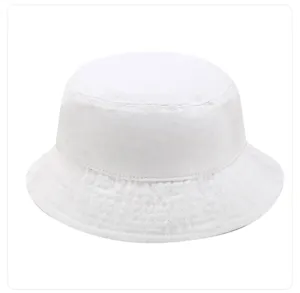 Vue de detail d'un chapeau bob classique en coton blanc pur avec des coutures raffinees.
