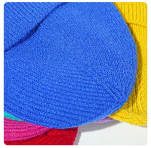 Gros plan détaillé des bonnets en tricot colorés montrant une texture douce et des teintes vives.