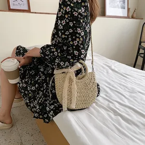 Schicke Stroh Umhängetasche für Damen, modische Korbtasche mit Schleife für den Sommer.