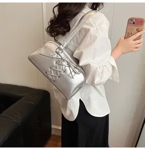 Elegante silberne Metallic Umhängetasche mit modischer Schnürung für Damen im Alltag.