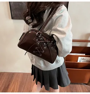 Dunkelbraune Lackleder Umhängetasche mit schickem Schnürdesign an der Seite, Retro.