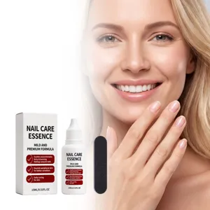 Detailaufnahme der Nagelpflegeessenz Flasche mit Box und zarten gepflegten Fingern.