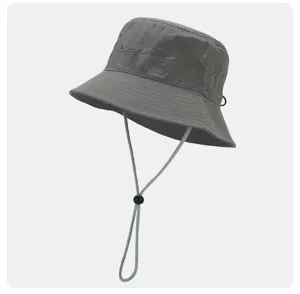 Detailansicht grauer Outdoor-Fischerhut mit verstellbarem Kinnriemen für Wanderungen.
