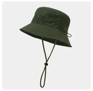 Olivgrüner Anglerhut für Outdoor-Wandern und Sonnenschutz mit verstellbarem Kinnriemen.