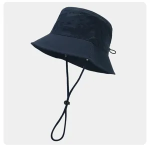Detailansicht des dunkelblauen Outdoor-Fischerhutes mit verstellbarem winddichtem Kinnriemen.