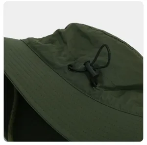 Nahaufnahme im Detail des dunkelgrünen Outdoor-Fischerhuts mit verstellbarem Kordelzug.