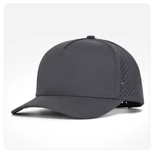 Dunkelgraue laserperforierte 5-Panel Baseballkappe schnelltrocknend und atmungsaktiv.