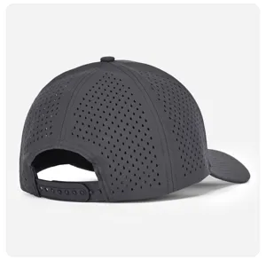 Dunkelgraue perforierte Baseballkappe Rückansicht mit verstellbarem Riemen und Laserausschnitten.