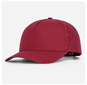 Dunkelrote laserperforierte 5-Panel schnelltrocknende Baseballkappe Detailansicht