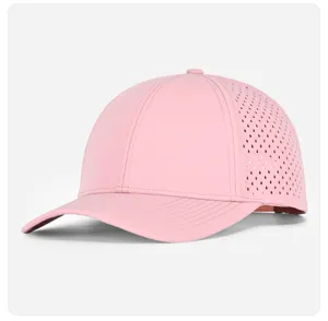 Nahaufnahme des rosa perforierten Sportkappen-Details mit lasergeschnittenem atmungsaktivem Mesh.