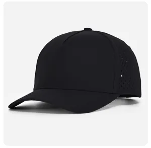 Detailansicht der schwarzen, laserperforierten 5-Panel-Schnelltrocknungs-Sportkappe.
